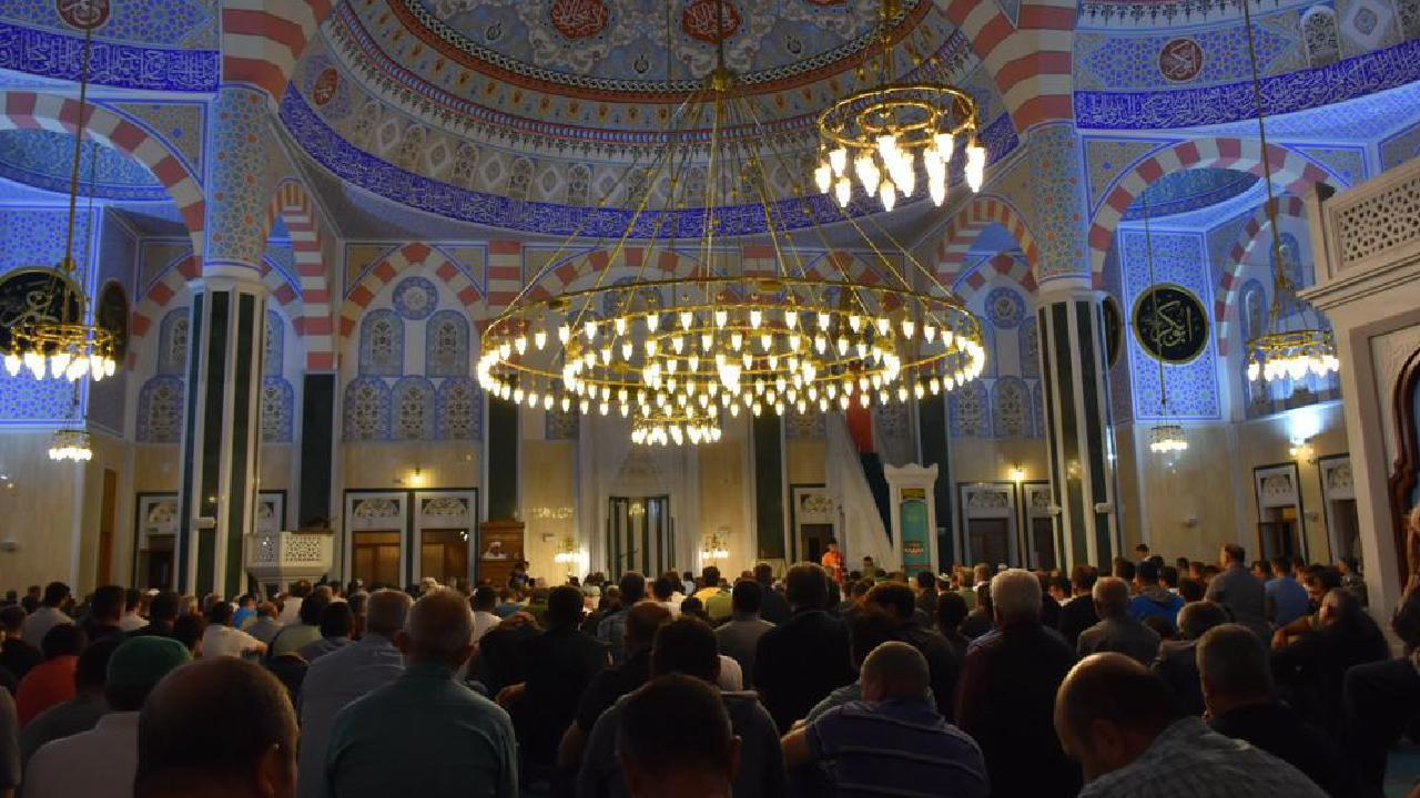 Regaib Kandili Gecesinde İbadetler Yapıldı