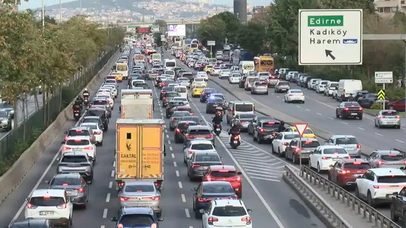 İstanbul'da Trafik Krizi: Yoğunluk Yüzde 90’a Ulaştı, Şehir Felç Oldu!