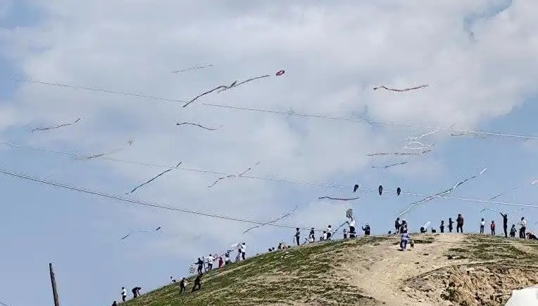 Rengarenk Uçurtma Şöleni: Göklerde Dans Eden Hayaller
