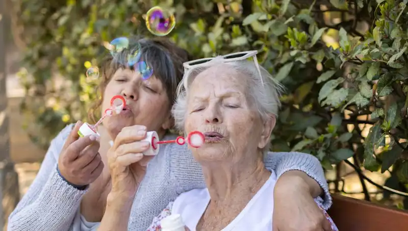 100 Yaşındaki İki Kadından Uzun Yaşamın Gizemi: Diyet ve Egzersiz Değil
