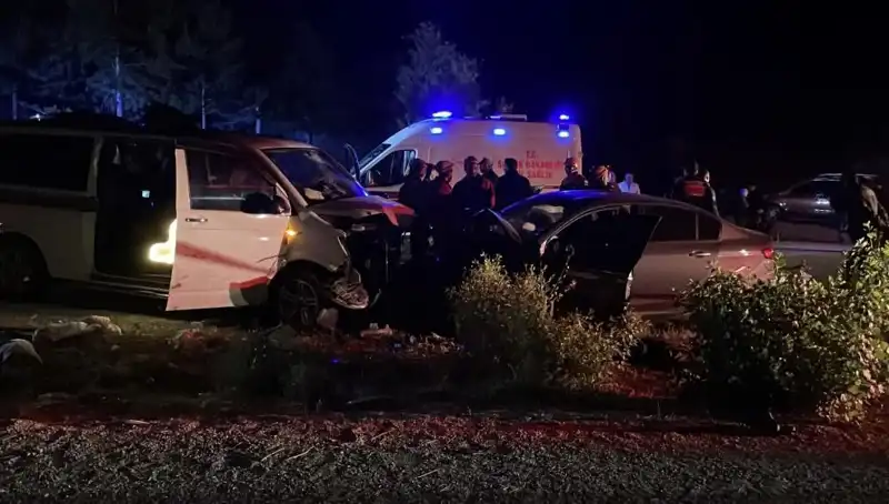 Ters Yön Faciası: Kafa Kafa Çarpışan Araçlarda Yaralı ve Ölüler Var!