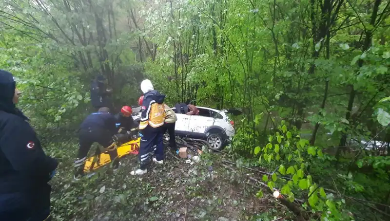 Direksiyon Kontrolünü Kaybeden Araç Ormanda Feci Bir Kaza Geçirdi