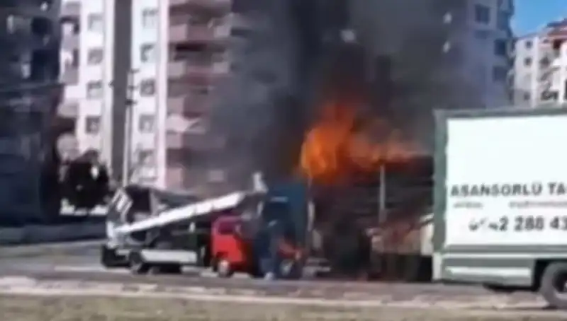 TIR Yangını: Yolda Korku Dolu Anlar ve Küle Dönüşen Araç