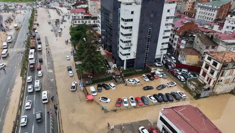 Trabzon'da Sel Felaketi: Çamurda Kayıp Kişi Arama Çalışmaları Devam Ediyor