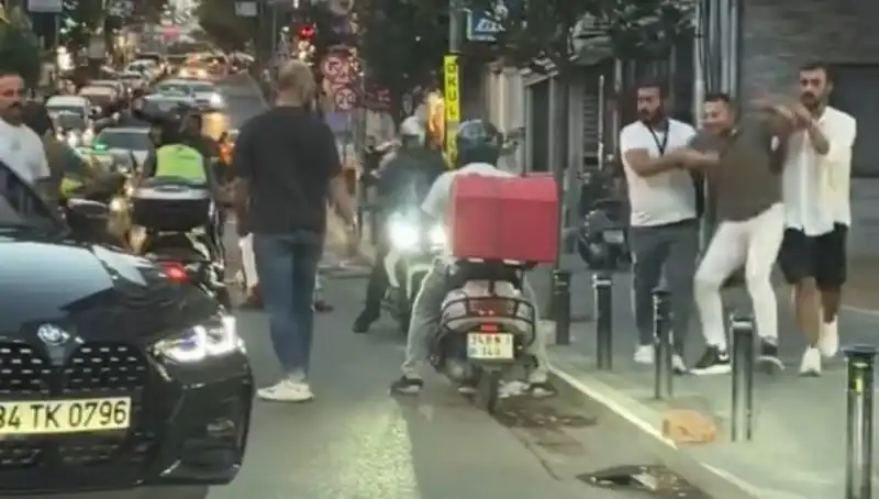 Nişantaşı'nda Yol Verme Kavgası: Sopayla Kadına Saldırı Videosu Ortaya Çıktı
