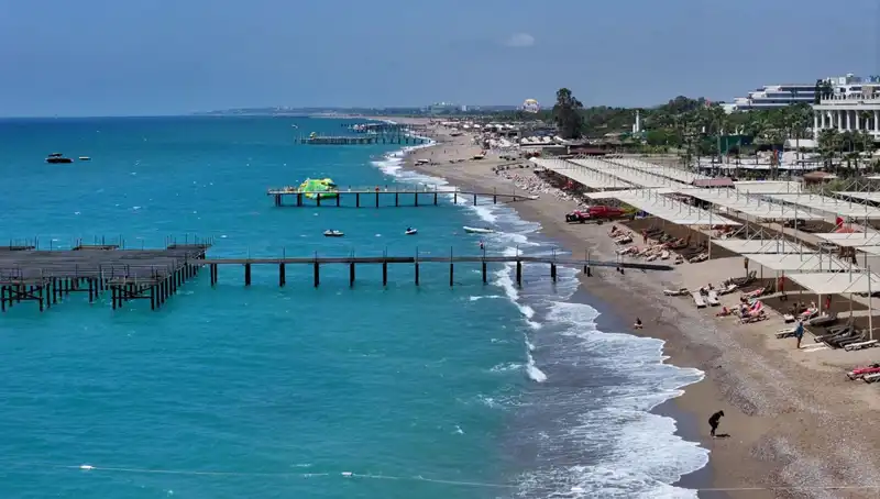 Antalya Sahillerinde Güneşli Hava Yoğunluğu: Yaz Eğlencesine Hazır Mükemmel Bir Tatil İçin