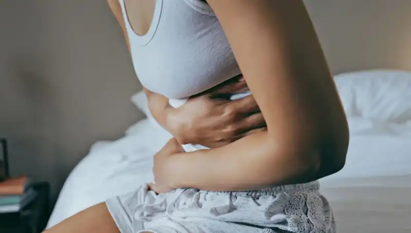 22 Yaşındaki Genç Kızın Bağırsak Kanseri Hikayesi: Belirtileri Göz Ardı Etmek Hayati Tehlike Taşıyor