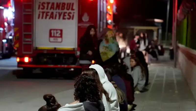 Kız Öğrenci Yurdunda Çıkan Yangın, 2500 Kişiyi Panik İçine Sürükledi