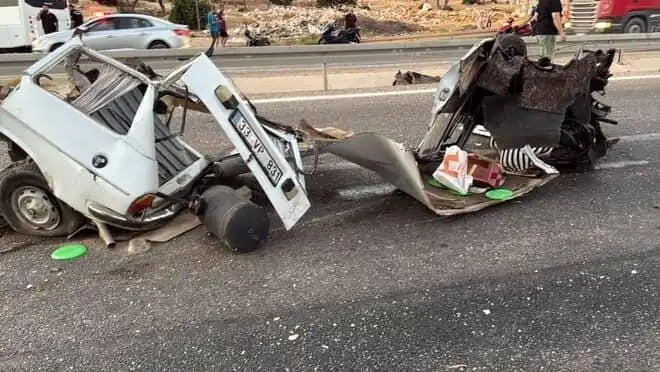 ** Bariyere Çarpan Araç Dehşet Saçtı: 1 Ölü, 1 Yaralı!**