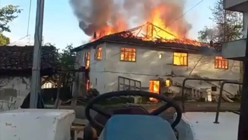 İki Katlı Evin Alev Alev Yanışı, Mahallede Korku Dolu Anlar Yaşatıyor