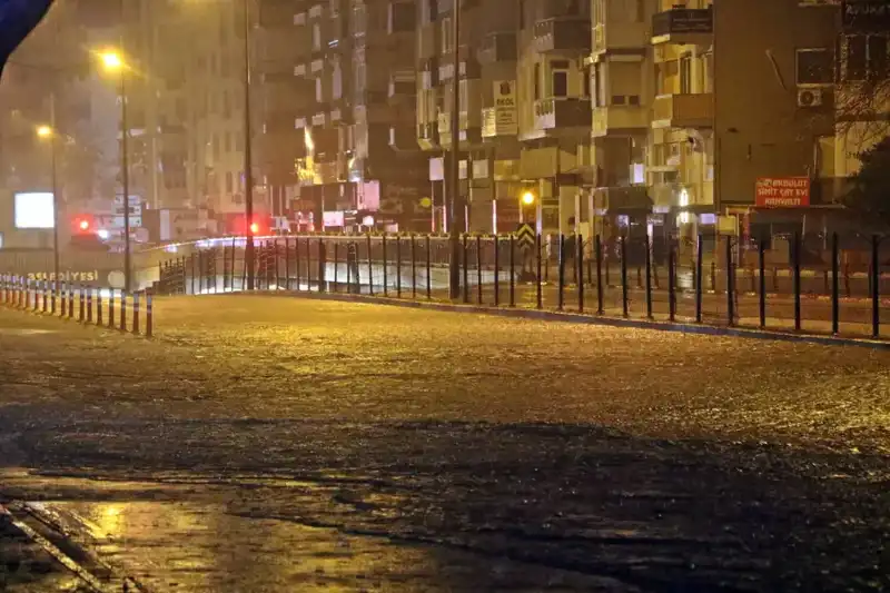 Antalya'da Yağışlar Hayatı Olumsuz Etkiledi: Yollar Göle Döndü