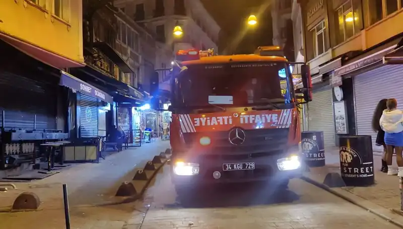 Beyoğlu'nda Asansör Boşluğuna Düşen Müşteri Şok Yaraladı
