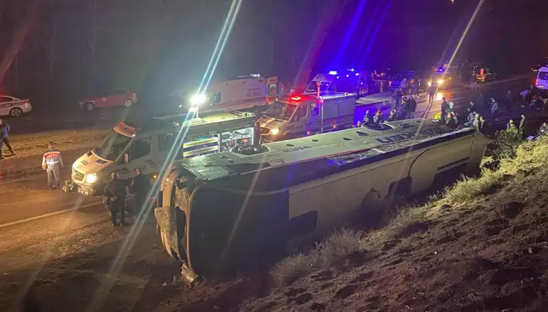 İşçi Servisi Şarampolden Devrildi: 23 Kişi Yaralandı, Kaza Anı Kamerada