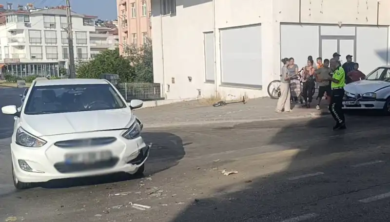 Antalya'da Trafik Kazası: İki Otomobil Çarpıştı, Yaralılar Var