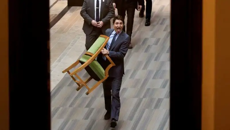 Trudeau, Sandalyesini Alıp Giderken Halktan Son Kez Çaldı!