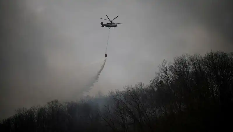 Güney Kore'de Yangın Söndürme Helikopteri Düştü: Tragedy ve Kurtarma Çabaları