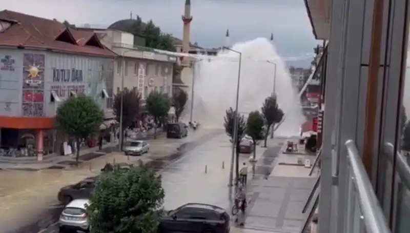 Şehir Merkezinde İçme Suyunu Metrerlerce Yükselten Boru Patlağı