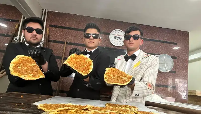 Takım Elbiseli Fırıncılar: Şıklık ve Lezzeti Buluşturan İlgi Odağı