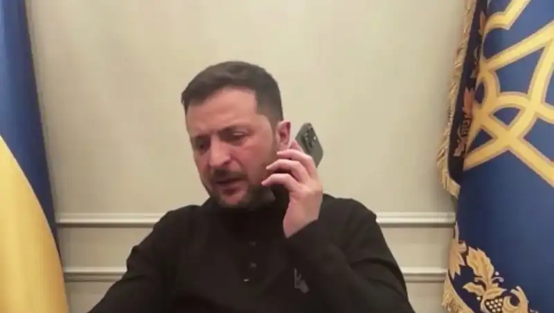 Zelenski'nin Basın Toplantısı Sırasında Macron'un Sıcak Teması: "Seni Sonra Arayacağım"