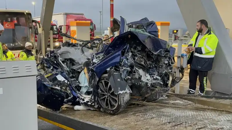 Silivri’de Feci Kaza: Otomobil Gişe ile Otobüs Arasına Sıkıştı