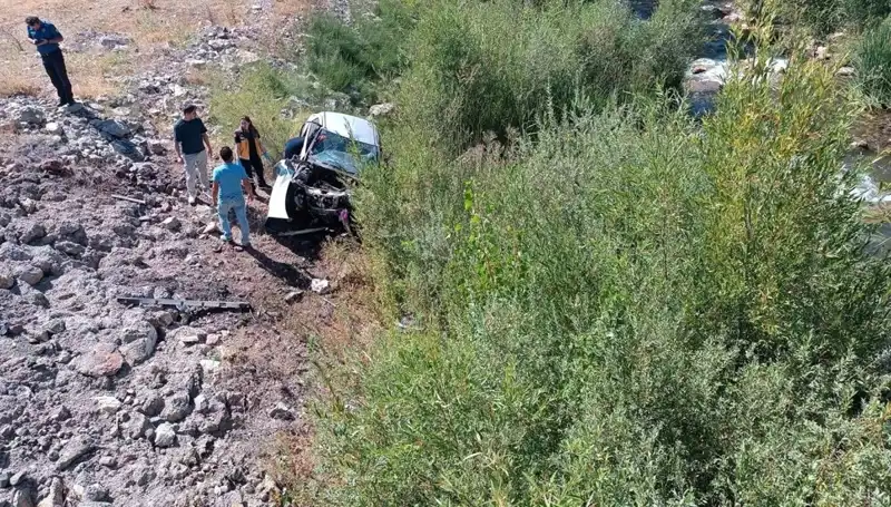 Sivas'ta Korkunç Kaza: Otomobilin Dere Yatağına Uçması İki Can Aldı