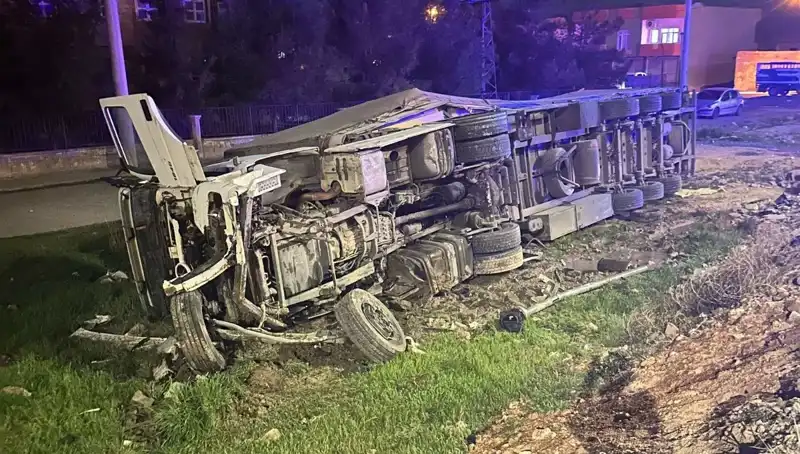 Devrilen TIR'ın Altında Kaldılar: 6 Yaralı!