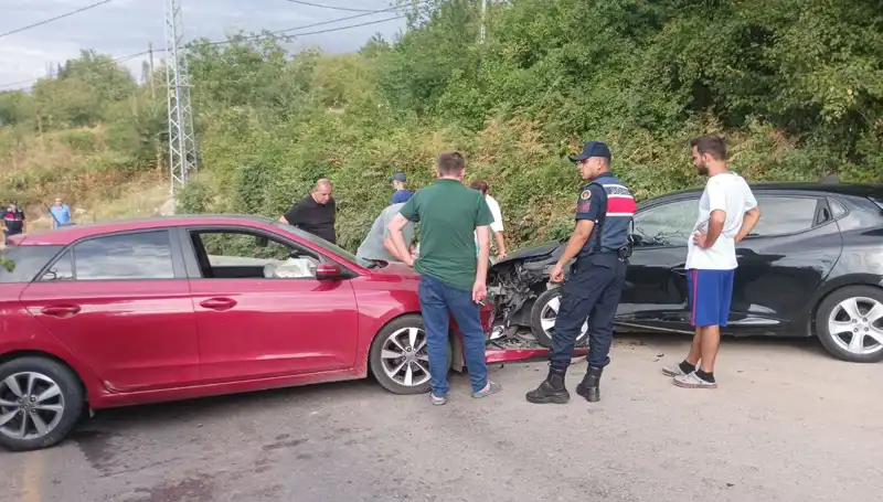 Karamürsel'de Buz Gibi İki Otomobilin Çarpışması: 4 Yaralı