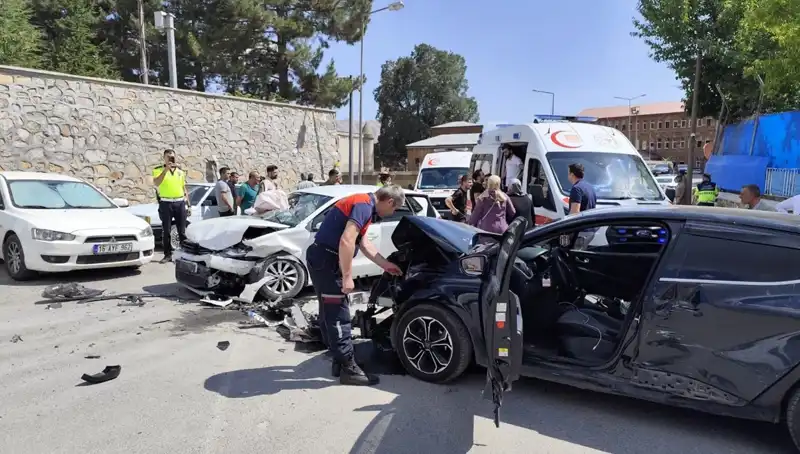 Bitlis'te Feci Trafik Kazası: 10 Kişi Yaralandı!