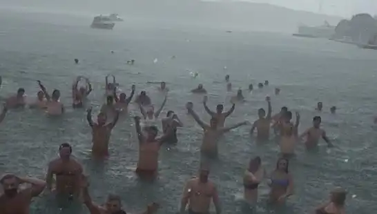 İstanbul'da Yağmura Rağmen Bebek'te Denize Girenler Dikkat Çekti