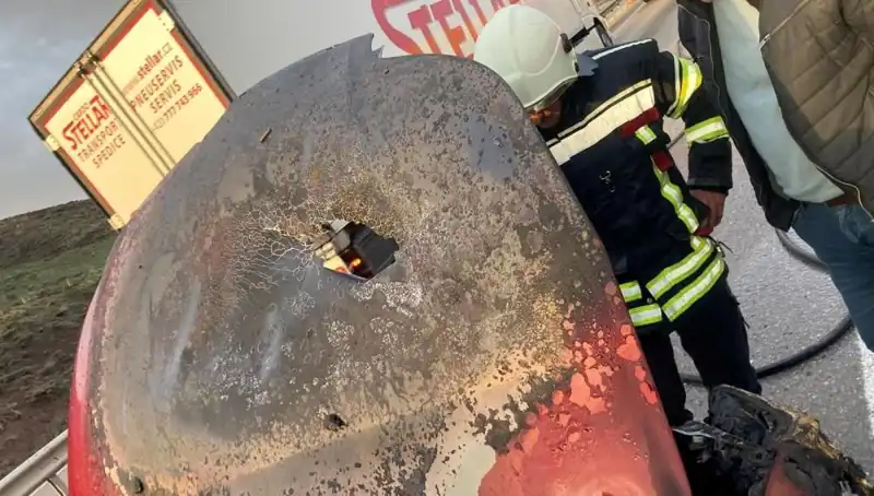 Seyir Halindeki Otomobil Yolda Alev Alev Yandı: Olay Anı Kameralara Yansıdı