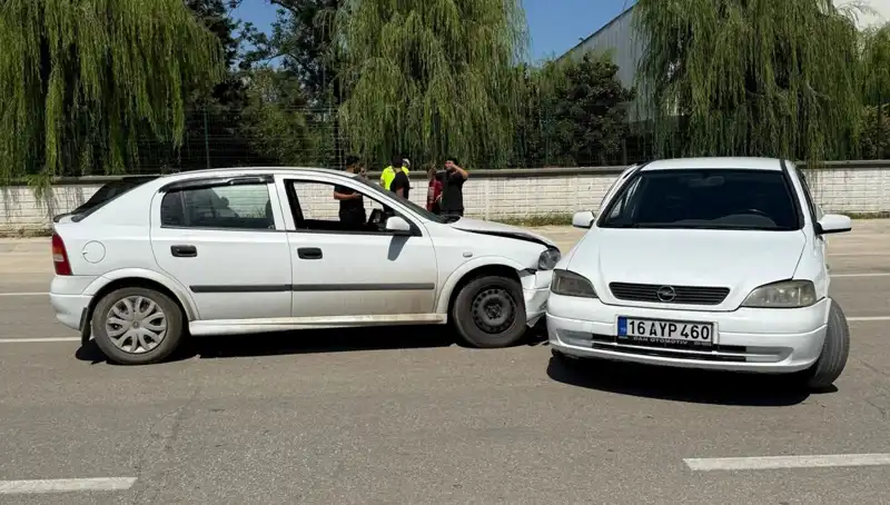 İki Otomobil Çarpıştı: Kaza Sonrası Yaralanan İki Kişi Hastaneye Kaldırıldı