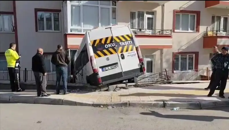 Okul Servisi Balkona Çarptı: Yaralı Öğrencilerin Durumu Nedir?