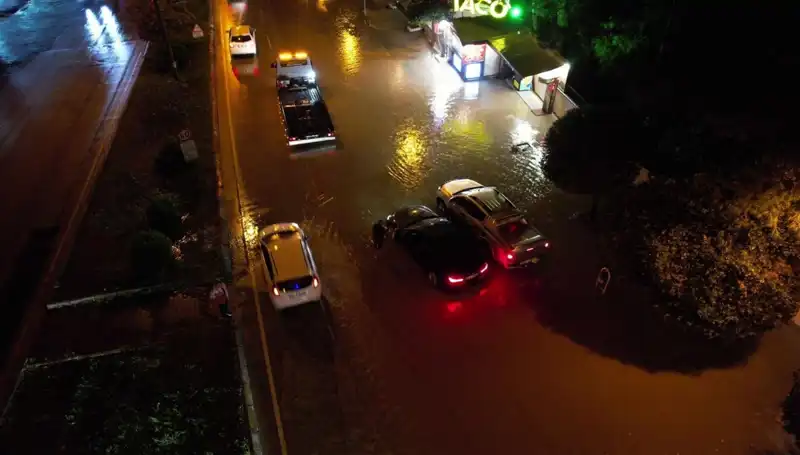 Adana'da Aniden Bastıran Sağanak Yağış Altyapıyı Vurdu: Sokaklar Sular Altında