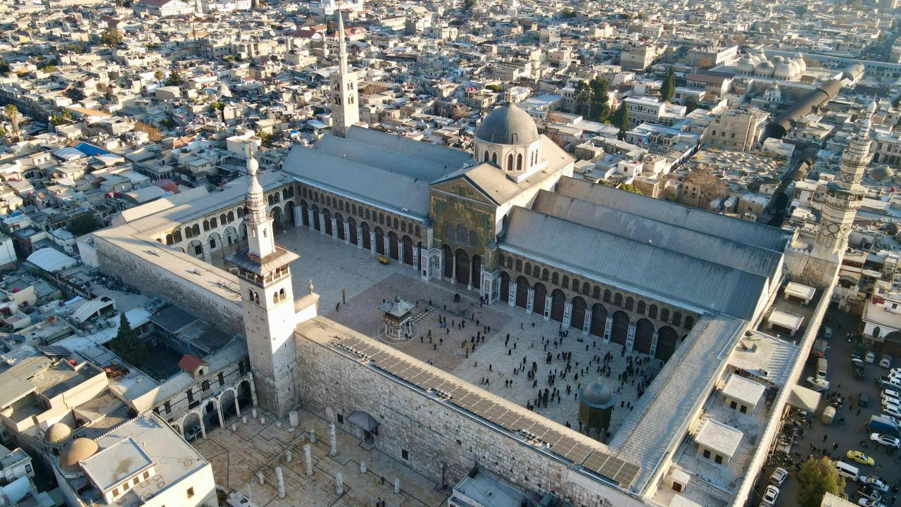 Suriye Halkı Özgürlüğün Ardından İlk Cuma Namazını Kıldı