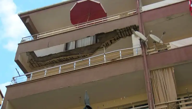 Güngören'de Balkon Çökmesi: Olay Anında Yaşanan Korku Dolu Anlar