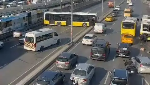 İstanbul’da Büyüğüne Küçüğüne Zarar Veren Kaza: İETT Otobüsü İki Araca Çarptı