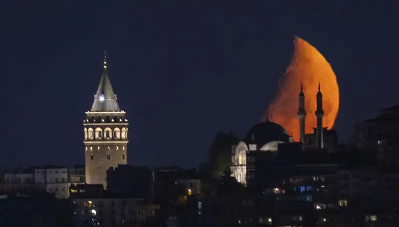 İstanbul'da Yarım Ay Doğası Büyülüyor: Görsel Şölene Hazır Olun!