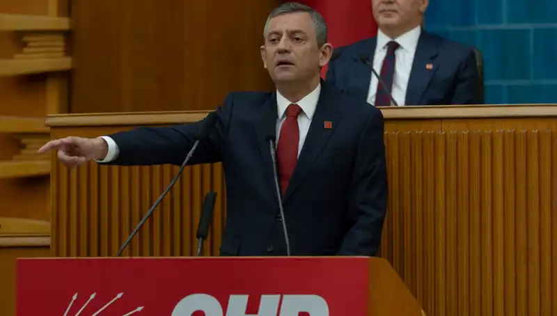 İmralı'dan Gelen "Silah Bırakın" Çağrısı: Özgür Özel Süreci Parlamentoda İzliyor