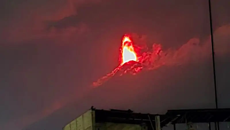 Fuego Yanardağı Patladı: 30 Bin Kişi İçin Tahliye Süreci Başladı!