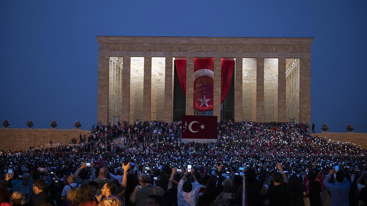 Anıtkabire Binlerce Ziyaretçi Akını