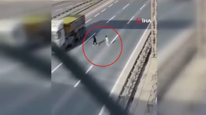 Tehlikeli Yolculuk Anları Güvenlik Kamerasında Kaydedildi: İzleyin!