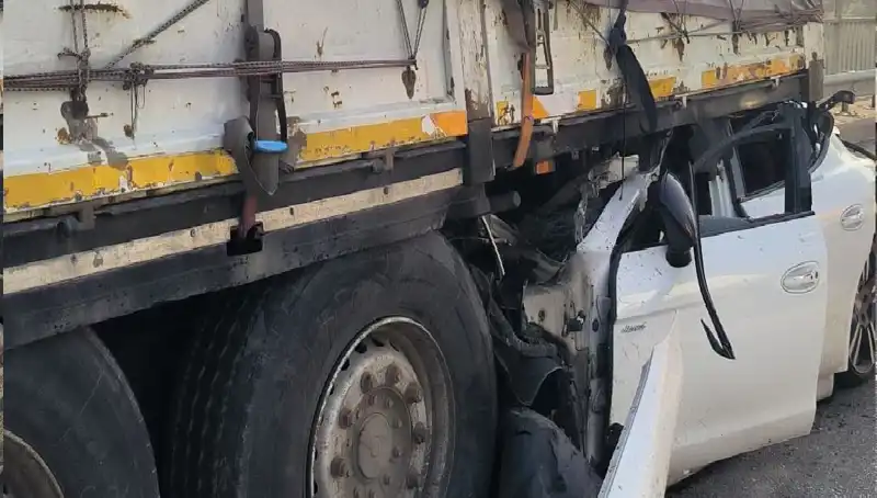 TIR'a Arkadan Saplanan Alet, Kaza Sonrasında Şoke Eden Görüntülere Yol Açtı