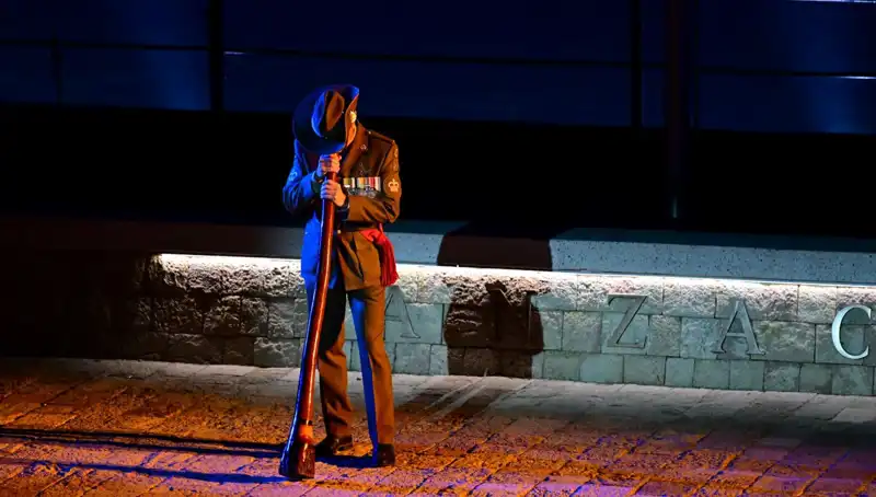 Anzak Koyu'nda Duygusal Şafak Ayini: Geçmişe Saygı Duruşu