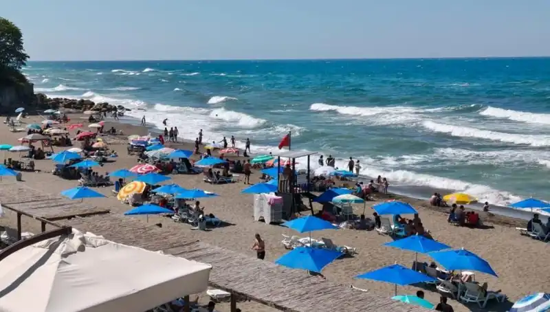Akçakoca'da Deniz Yasağı: Yaz Tatili Kıyameti mi Yaşanıyor?