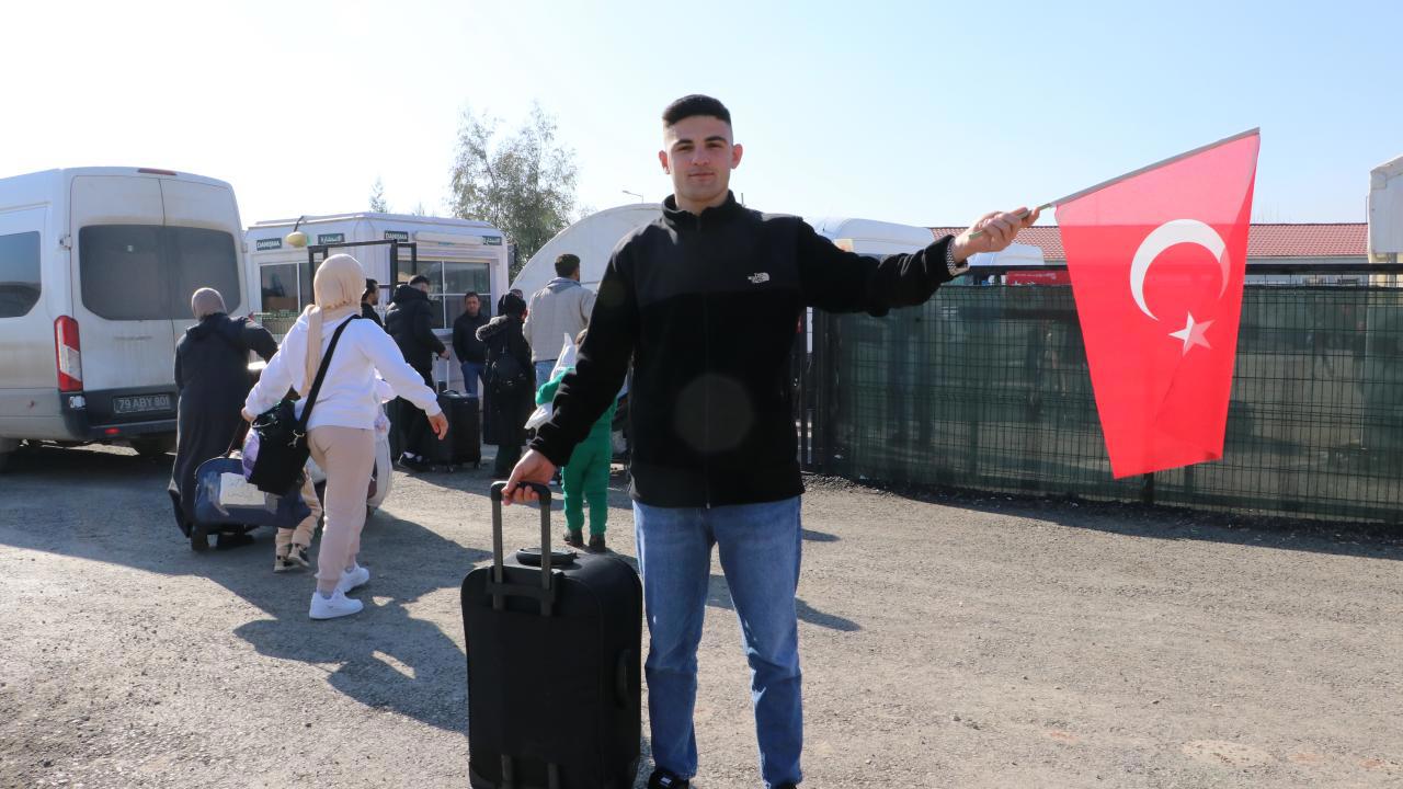 Suriye'ye Türk bayrağıyla dönen Abdulkadir'in sözleri yürekleri dağladı!