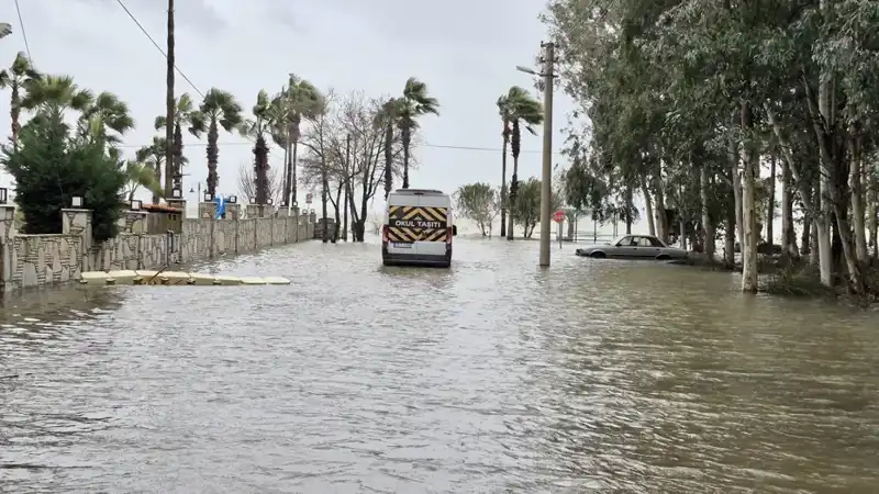 Göl Taşınca Bütün İlçe Sular Altında Kaldı: Korkunç Manzara