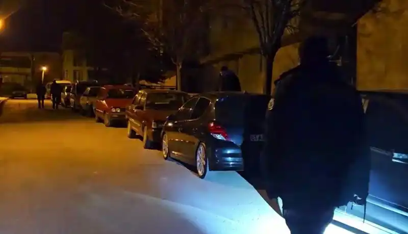 Park Halindeki Araçları Çizen Kişiler Güvenlik Kameralarına Yakalandı