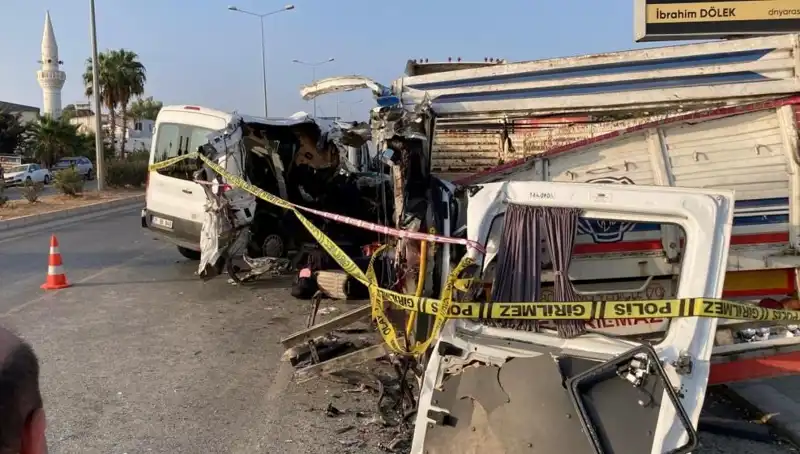 Mersin'de Tatil Yolunda Feci Kaza: 12 Kişilik Araçta İki Ölü, 10 Yaralı
