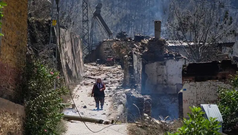 İzmir ve Bilecik'teki Yangınlar: 415 Bina Küle Döndü, Vatandaşlar Zor Durumda