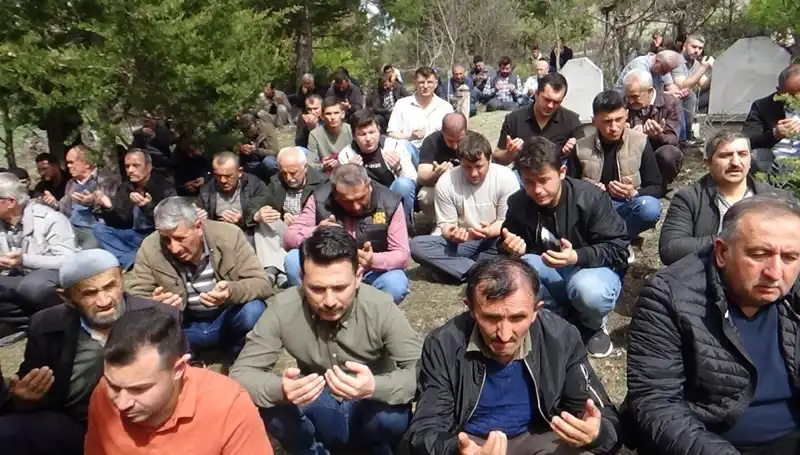 Küçük Köyde Duygusal Veda: Sevgiyle Uğurlanan Bir Kahraman